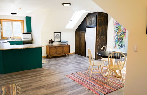 Regional District of Nanaimo Other | Quirky Farm Stay - 2 Bedrooms - Hot tub