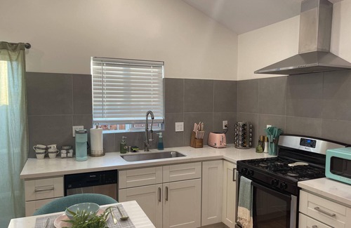 Burbank House | Quirky home minutes from Burbank Airport, Universal Studios, and Hollywood!