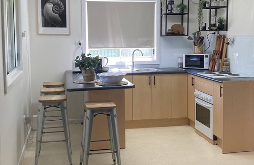 West Kempsey Cabin | Quirky little 2 Bedroom Cottage in a Quiet Cul de sac