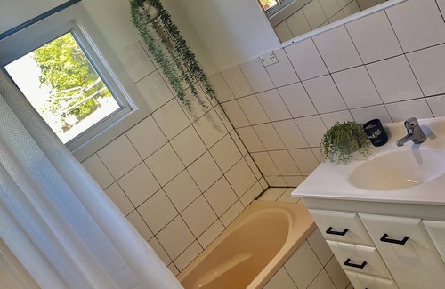 West Kempsey Cabin | Quirky little 2 Bedroom Cottage in a Quiet Cul de sac