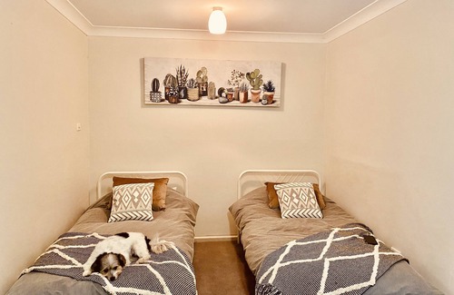 West Kempsey Cabin | Quirky little 2 Bedroom Cottage in a Quiet Cul de sac