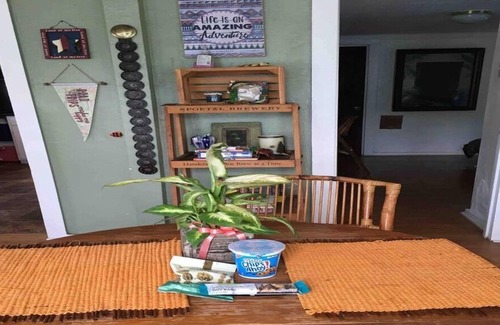 Barrett House | Quirky Little Fishing Cabin. La Porte, TX