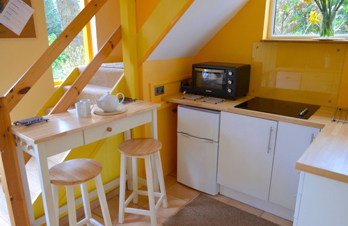 Freefolk Apartment | Quirky Loft Nr Andover/Winchester/Salisbury with Tennis Court & Spa Treatments