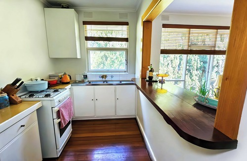 St Kilda West Apartment | Quirky, quiet, tree-nestled apartment in the heart if St Kilda
