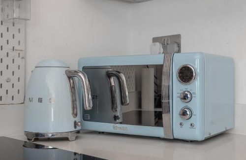 Fortune Green Apartment | Quirky, Vintage 2 bed flat