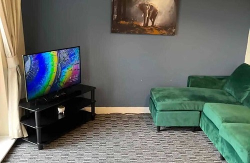 Newcastle-Under-Lyme Apartment | Quite 3 BR Flat With a View - Free Parking