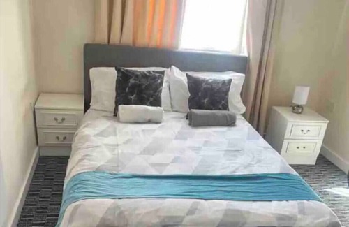 Newcastle-Under-Lyme Apartment | Quite 3 BR Flat With a View - Free Parking