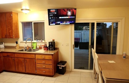 Brentwood House | Quite 3 bedroom 1.5 bathroom 2 story house