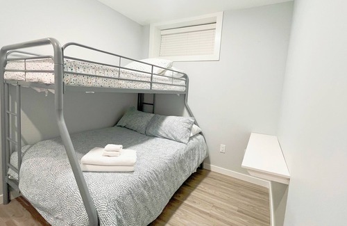 Fraserview House | Quite & Clean Modern Private 3 Bedroom 2 Bath Suite