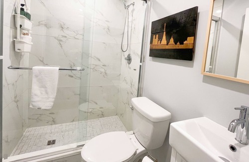 Fraserview House | Quite & Clean Modern Private 3 Bedroom 2 Bath Suite