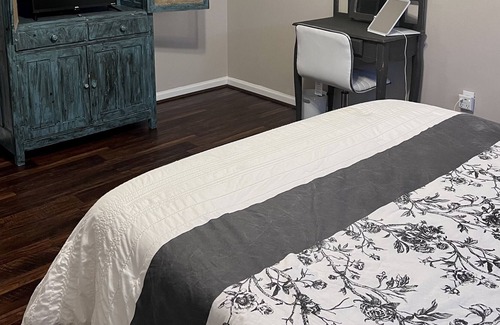 Montgomery Cottage | Quite Cottage located 5 minutes from Lake Conroe