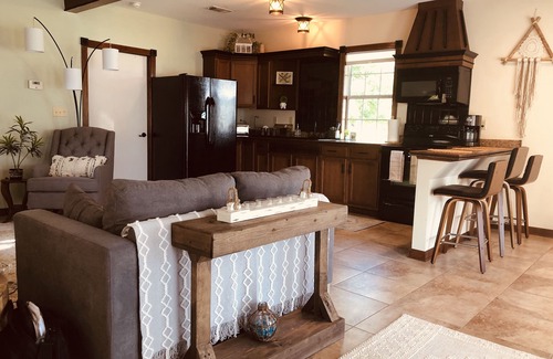 Long Beach Cottage | *Quite & Cozy Romantic Beach Gateway for 2. Walk to the Beach, 4 mins to D-Town*