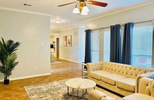 Barker House | Quite & Peaceful Home in Houston off interstate I-10 and HWY 6, mins from Top Golf