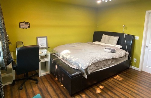 Hayward House | Quite private rooms w/bathroom — super close to Hayward airport