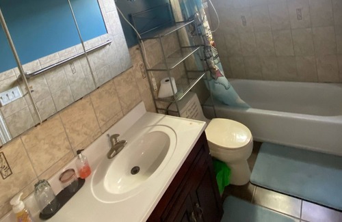 Hayward House | Quite private rooms w/bathroom — super close to Hayward airport
