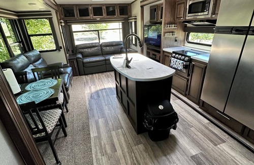 Elmore County House | Quite Vineyard Getaway!