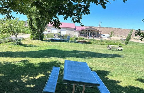 Elmore County House | Quite Vineyard Getaway!