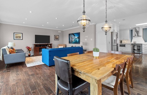 Quidi Vidi House | QV Lake House | 5Bd | Gym | Bar | Theatre