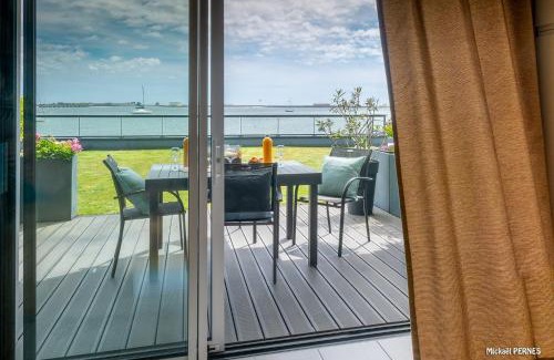 Port-Louis Apartment | RÉF 231 - PORT-LOUIS appartement type 2 pleine vue Petite Mer avec terrasse, parking et garage dans résidence récente