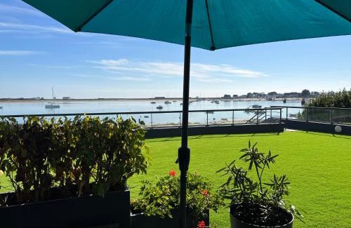 Port-Louis Apartment | RÉF 231 - PORT-LOUIS appartement type 2 pleine vue Petite Mer avec terrasse, parking et garage dans résidence récente