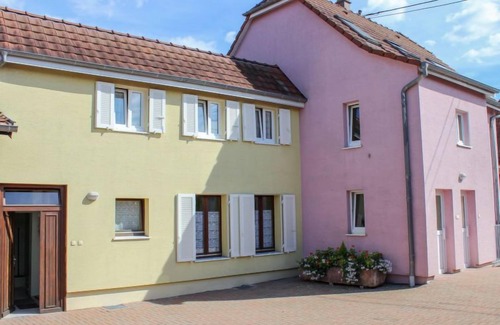 Marckolsheim Apartment | Résidence jaune et rose by Interhome