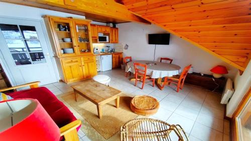 Puy-Saint-Vincent Apartment | Résidence Les Queyrettes - Agréable Appartement Traversant 6 Personnes avec Balcon MAE-4354