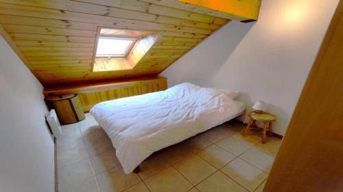 Puy-Saint-Vincent Apartment | Résidence Les Queyrettes - Agréable Appartement Traversant 6 Personnes avec Balcon MAE-4354