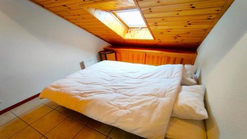 Puy-Saint-Vincent Apartment | Résidence Les Queyrettes - Agréable Appartement Traversant 6 Personnes avec Balcon MAE-4354