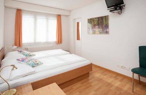 Daellikon Apartment | R 1151 Liam’s Standard Double Room With Half Board, Garden View & Central Heating