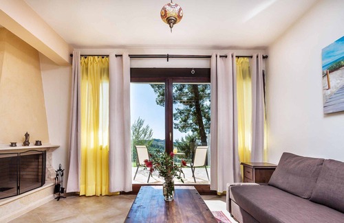 Keratsini-Drapetsona Villa | R 1203 Aspen Villas- Suite with Mountain View, Sea View & Garden View.