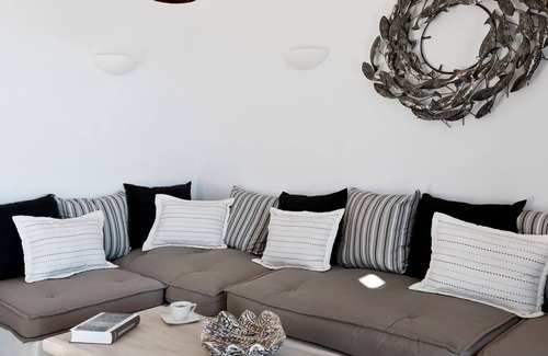 Santorini Villa | R 1228 Vander’s Superior Villa with Private Pool With Break Fast, TV Games & Sea view