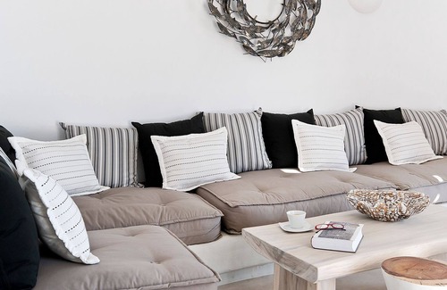 Santorini Villa | R 1228 Vander’s Superior Villa with Private Pool With Break Fast, TV Games & Sea view