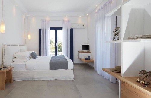 Exo Gialos Villa | R 1475 Petra with Bottle of Wine upon Arrival, Garden View & Veranda.