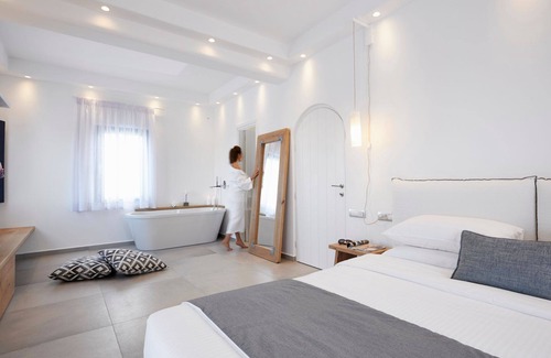 Exo Gialos Villa | R 1475 Petra with Bottle of Wine upon Arrival, Garden View & Veranda.