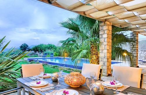 Dramia Villa | R 193 Spacious 5 bedroom Mansion with Private Bathrooms with Heated Swimming Pool