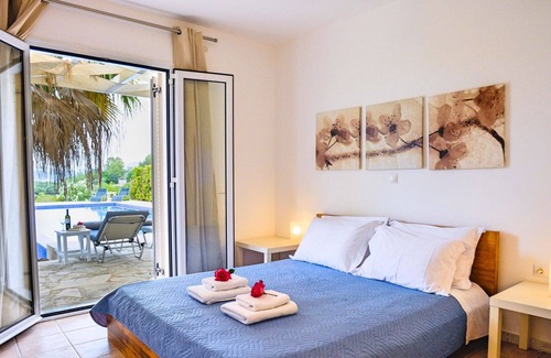 Dramia Villa | R 193 Spacious 5 bedroom Mansion with Private Bathrooms with Heated Swimming Pool