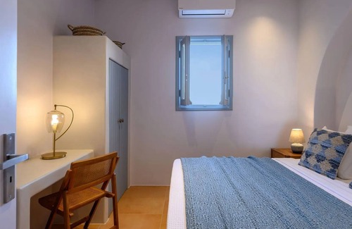 Santorini Villa | R 3251 Villa Hampus view suites with outdoor hot tub With Alarm Clock ,Central Heating & Internet a