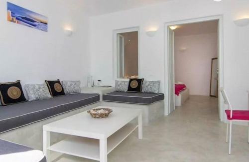 Imerovigli Villa | R 387 Deluxe Suite with Shared Pool incl Breakfast