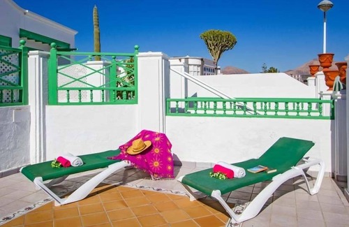 Los Pocillos Villa | R 5004 Villa Eadbald with Comfortable Seating Area, Dining Facilities & Air Conditioning.