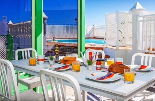 Los Pocillos Villa | R 5004 Villa Eadbald with Comfortable Seating Area, Dining Facilities & Air Conditioning.