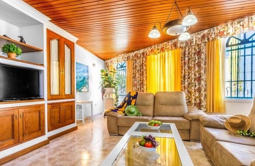 Los Pocillos Villa | R 5004 Villa Eadbald with Comfortable Seating Area, Dining Facilities & Air Conditioning.