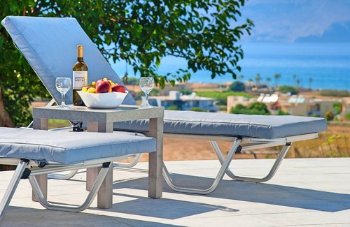 Dramia Villa | R 951 Bautista Villa with Mountain View, Garden view & Sea view/