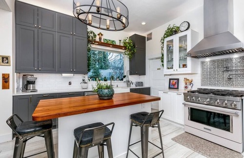 The Dalles House | R and R Guesthouse -Vacation Rental
