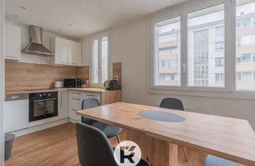 Quartier des Eaux-Claires Apartment | R'Apparts T2 Refuge Chic