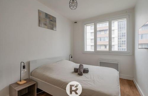 Quartier des Eaux-Claires Apartment | R'Apparts T2 Refuge Chic