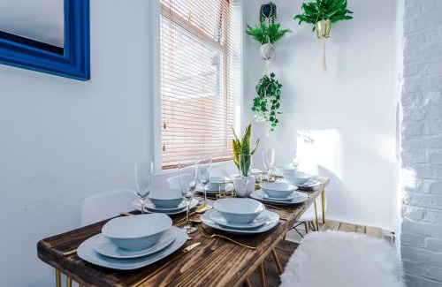 Eccles House | R&R at a Character Victorian Home (Free Parking)