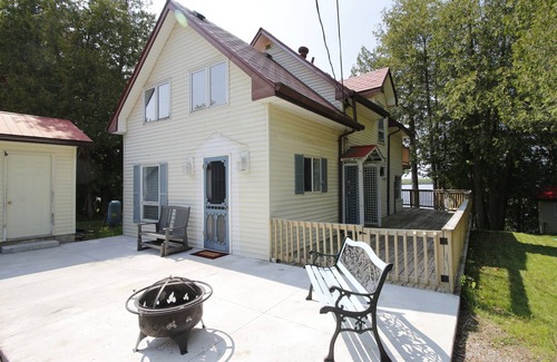 Dunsford Cottage | R & R HideawaynRelax with the whole family at this peaceful lake front cottage.