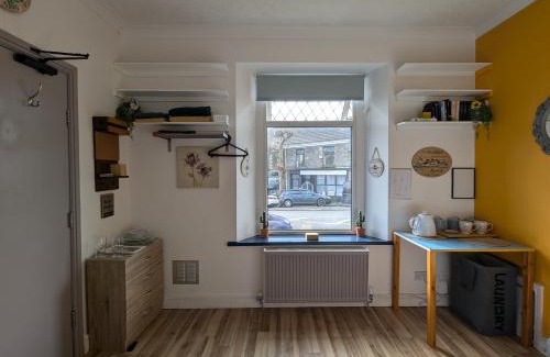 Cwmbrwla Bed & Breakfast | R1 - Bright Quiet Double - City & Beach Access, WIFI, Free Parking - Self Catering