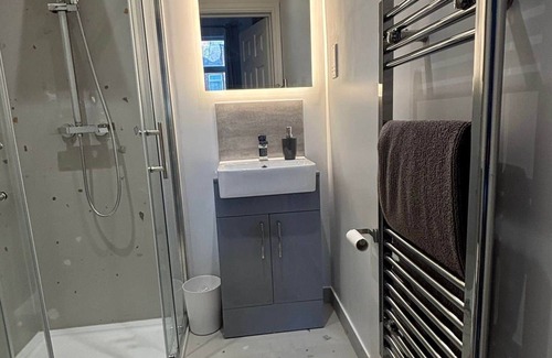 Bootle House | R1 - Ensuite Double Room near Liverpool