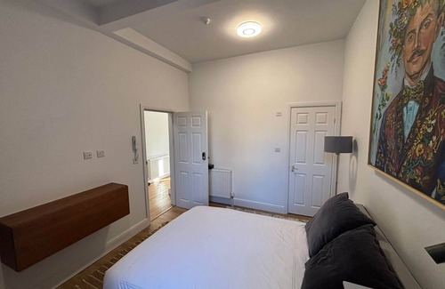 Bootle House | R1 - Ensuite Double Room near Liverpool